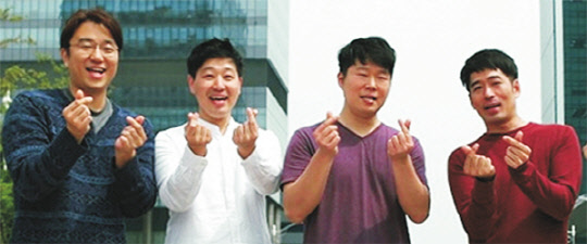 삼성전자 무선사업부 지원팀 경영혁신그룹에서 함께 일하는 5명의 쌍둥이 아빠 직원들이 5월 가정의 달을 맞아 '사랑해요'라는 손가락 포즈를 취하며 미소짓고 있다. 왼쪽부터 김성철·최경진·황현철·김판수·민정기 씨.  출처= 삼성전자 웹사이트